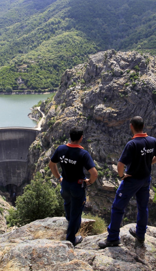 2 salariés EDF au bord d'un barrage