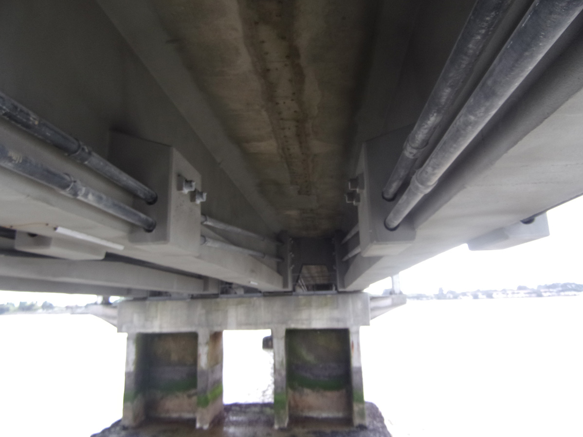 Vue du dessous du pont de Saint-Nazaire, détail de l'infrastructure en béton