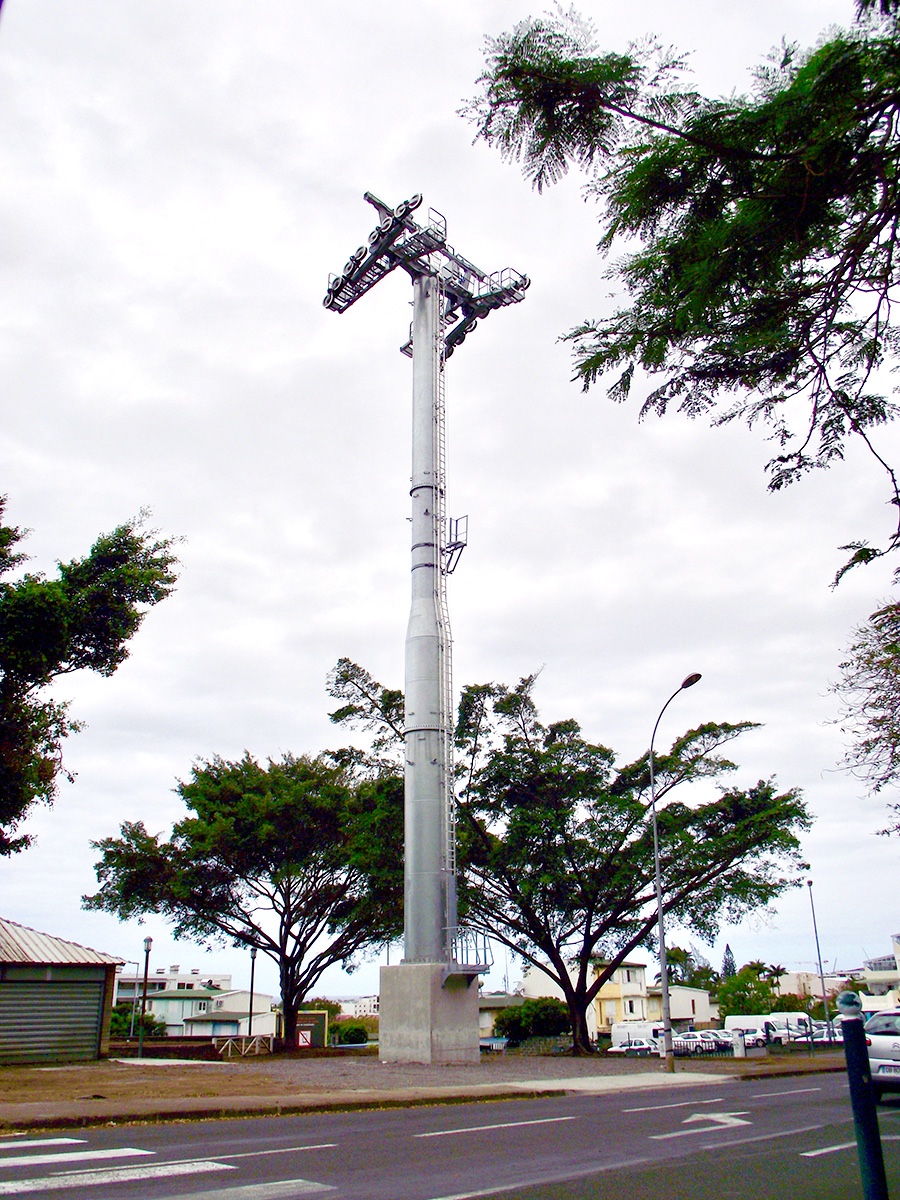 Un des pylônes du futur téléphérique de Saint-Denis à La Réunion