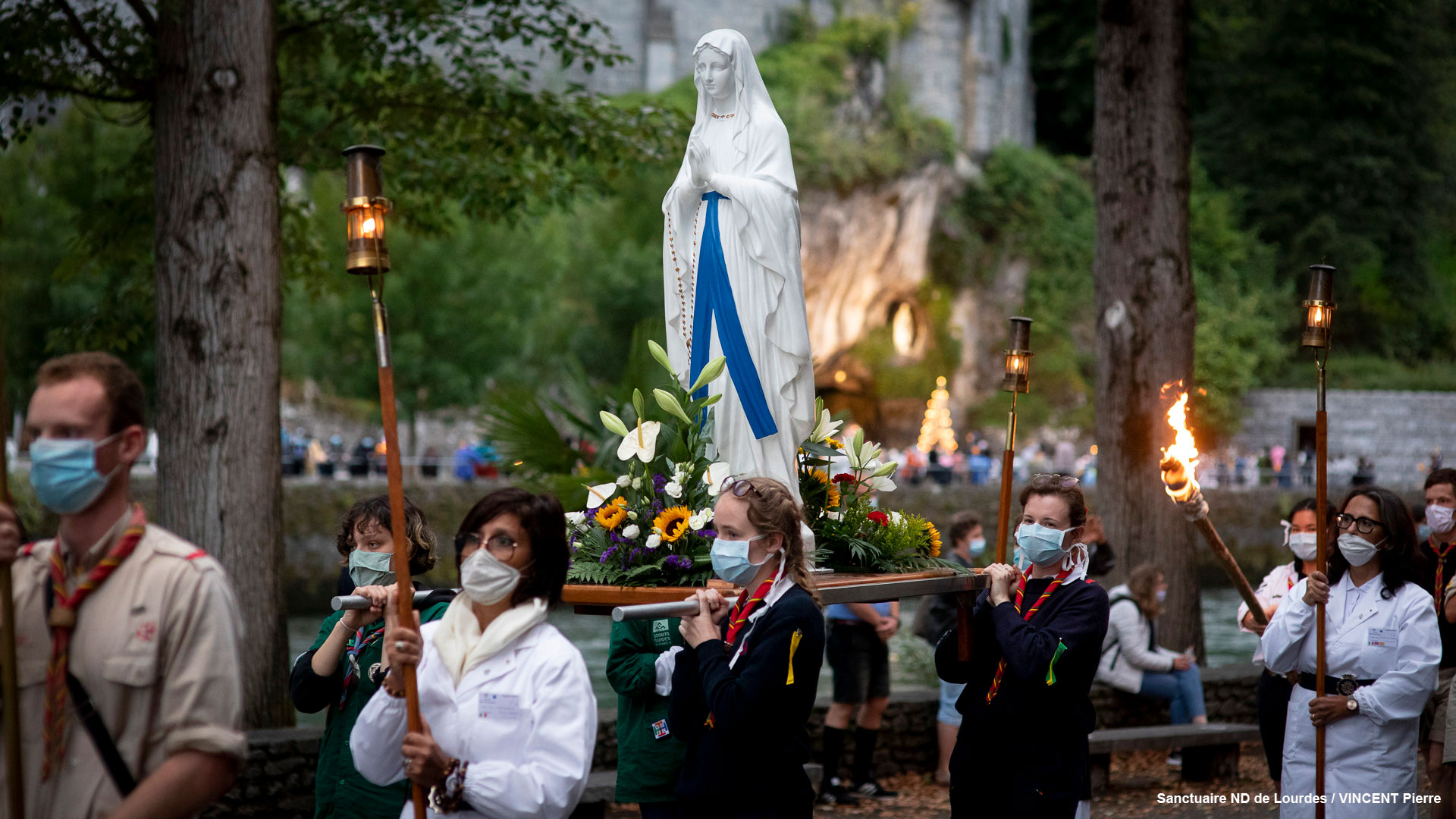 Une procession au sanctuaire de Lourdes dans le strict respect des mesures sanitaires et gestes barrières (Photographie de Vincent Pierre)