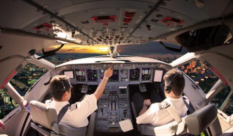 Un pilote et son copilote aux manettes dans la cabine d'un avion commercial.