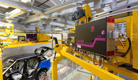 Robot industriel autonome dans une usine de voiture