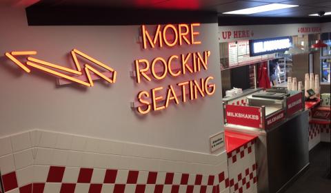 Enseigne lumineuse "Rockin' seating" dans restaurant