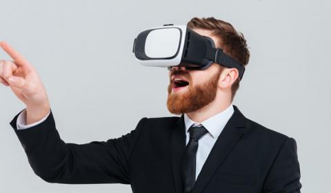 Jeune collaborateur testant une formation en entreprise à l'aide d'un casque de réalité virtuelle 