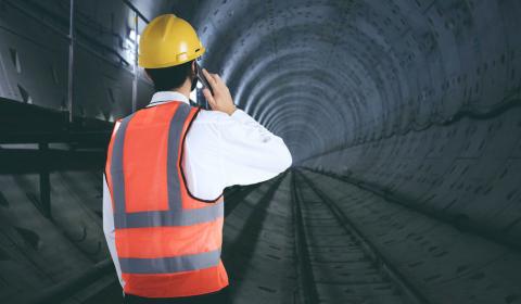 Vue d'un opérateur travaillant dans un tunnel