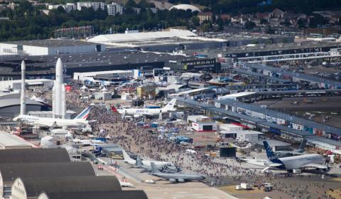 Vue aérienne du Salon du Bourget : la foule des visiteurs se promenant parmi les avions et les fusées