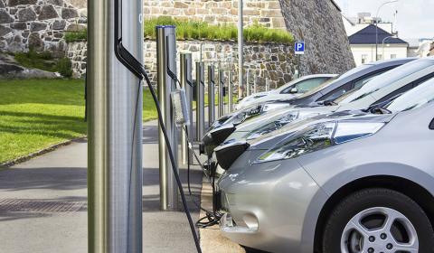 Le nombre de véhicules électriques et hybrides rechargeables ne cesse d’augmenter en France depuis 2011.