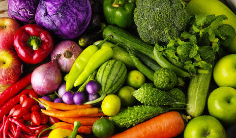 Kaléidoscope de couleurs de fruits et légumes bio : tomates, poivrons, choux, carottes, brocolis, pommes, piments, etc.