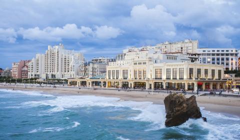 Vue depuis la mer du casino de Biarritz, les pieds dans le sable