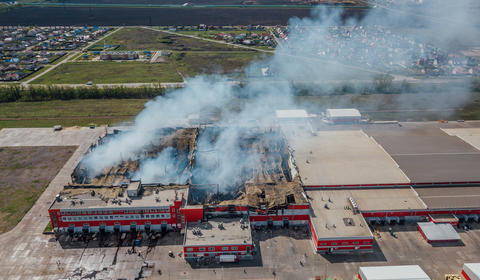 Un incendie dans un entrepôt.