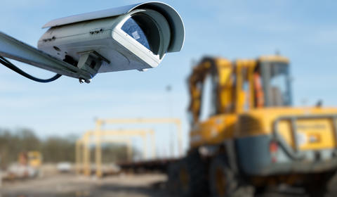Une caméra de surveillance sur un chantier de construction.