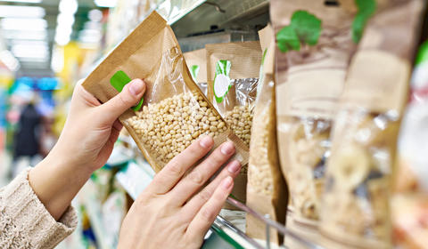 Des produits labelisés « Agriculture biologique » dans les rayons d'un magasin