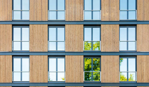 Plan serré sur un immeuble bas carbone en bois
