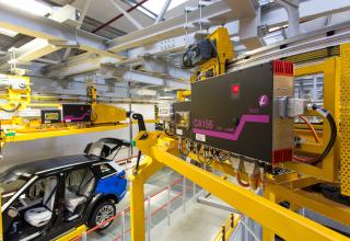 Robot industriel autonome dans une usine de voiture