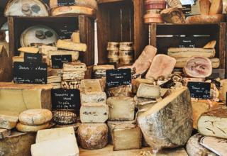 Photographie d'un stand alléchant de fromages régionaux et autres produits du terroir 