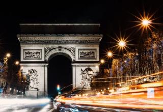 Vue des Champs Elysées et de l'arc de Triomphe la nuit