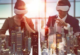 Drone, 3D, VR… ces secteurs où Bureau Veritas innove. Visuel d'illustration de cadres et ingénieurs munis de casques de réalité virtuelle.