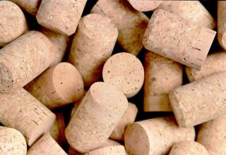 Les bouchons en liège, une matière 100 % naturelle, permettent de faire vieillir le vin en douceur