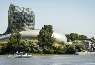 Un bâtiment somptueux pour abriter les meilleurs savoir faire vinicole : la cité du vin au bord de la Garonne à Bordeaux