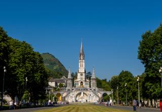 Vue du Sanctuaire de Lourdes sous un grand ciel bleu ( Photographie de ©Vincent Pierre).jpg 
