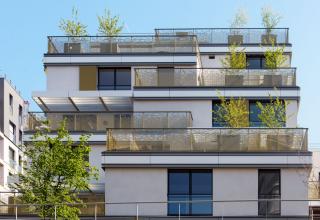Vue d'un immeuble neuf à Issy-les-Moulineaux avec larges terrasse