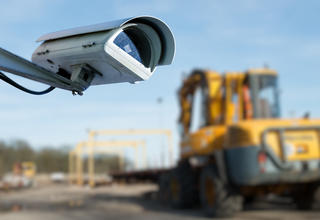 Une caméra de surveillance sur un chantier de construction.