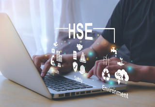 HSE : une personne travaillant sur son ordinateur portable