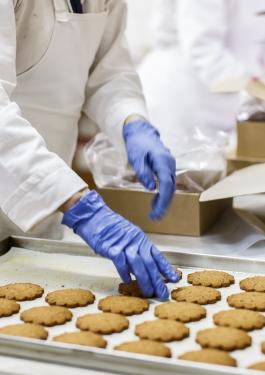 fabrication de biscuits par un opérateur en gant bleu