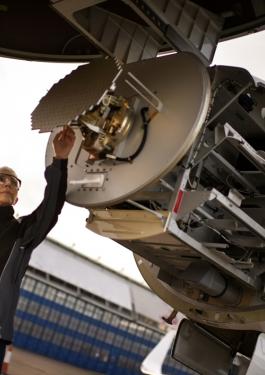 Femme inspecte le moteur d'un avoin