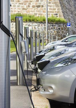 Le nombre de véhicules électriques et hybrides rechargeables ne cesse d’augmenter en France depuis 2011.