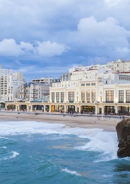 Vue depuis la mer du casino de Biarritz, les pieds dans le sable