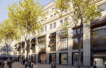 Les vitrines des Galeries Lafayette des Champs Elysées mettent à l'honneur du prêt à porter de luxe