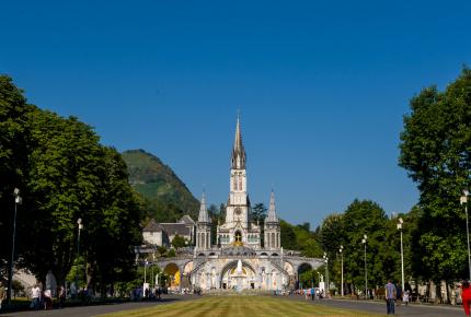 Vue du Sanctuaire de Lourdes sous un grand ciel bleu ( Photographie de ©Vincent Pierre).jpg 