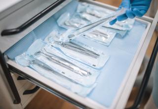 Un tiroir d'outils médicaux et chirurgicaux dans leurs étuis stériles.