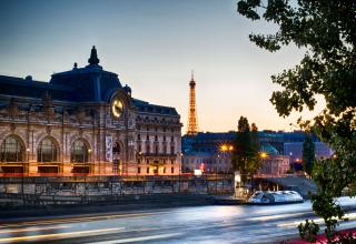 Vue de nuit et depuis les quais bas de la Seine éclairés, du musée d'Orsay à Paris
