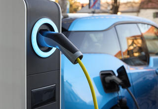 Plan serré sur une borne de recharge pour véhicules électriques